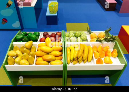 Giocattoli di frutta di manghi, banane, mele, ananassi, anone, peperoni destinati a bambini e ragazzi per giocare e imparare a fare affari. Foto Stock