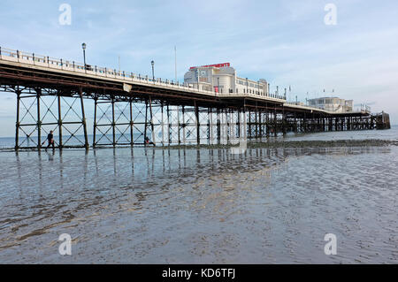 Worthing pier a bassa marea Foto Stock