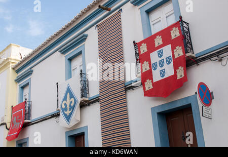 Antico borgo medievale bandiere portoghese su una fiera medievale in Castro Marim, Portogallo. Foto Stock