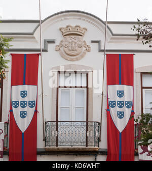 Antico borgo medievale bandiere portoghese su una fiera medievale in Castro Marim, Portogallo. Foto Stock