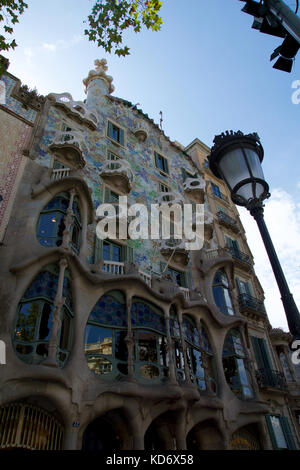 Barcellona, Spagna - agosto 30th, 2017: la curvatura a forma di facciata in pietra di Gaudi Casa Batllo, vista esterna in una giornata di sole Foto Stock