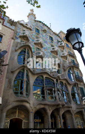 Barcellona, Spagna - agosto 30th, 2017: la curvatura a forma di facciata in pietra di Gaudi Casa Batllo, vista esterna in una giornata di sole Foto Stock