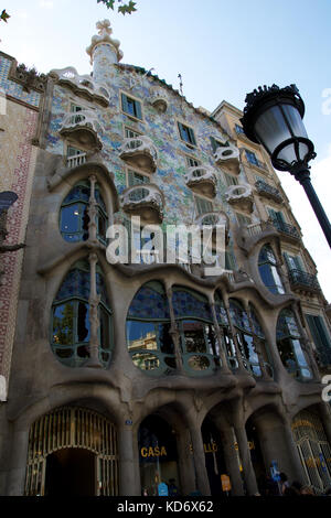 Barcellona, Spagna - agosto 30th, 2017: la curvatura a forma di facciata in pietra di Gaudi Casa Batllo, vista esterna in una giornata di sole Foto Stock