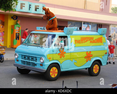 Orlando, Florida - gennaio 14, 2007: mystery machine van sfilate con Scooby Doo caratteri presso gli Universal Studios Orlando. folla godetevi la compagnia di Foto Stock