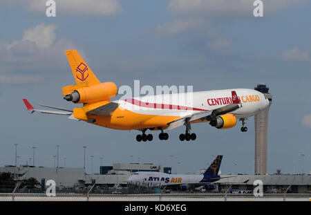 Miami, Florida - gennaio 30, 2011: carichi pesanti con il getto dalla centurion air cargo in atterraggio a Miami International. Miami è uno del mondo businest airpo Foto Stock