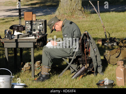 Ypsilanti, michigan - agosto 9, 2008: II guerra mondiale gli appassionati di storia ricreare accampamento militare la vita durante la guerra. La manifestazione si svolge ogni anno come Foto Stock