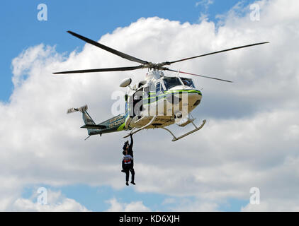 Miami, Florida - Marzo 2, 2008: Miami Dade County elicottero della polizia conduce emergenza formazione airlift. la contea dipartimento di polizia ha una flotta di un Foto Stock