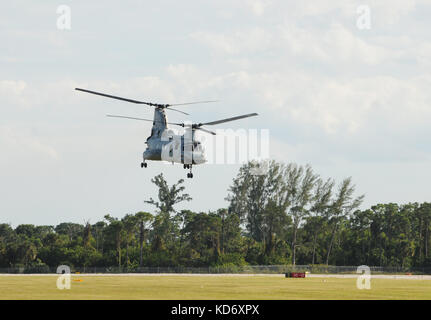 Houston, Stati Uniti d'America - 8 novembre 2008: boeing ch-46 sea knight elicottero decolla da ellington campo nei pressi di Houston. L'elicottero appartiene a HMM-774, un Foto Stock