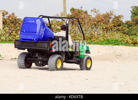 Fort Lauderdale, Stati Uniti d'America - 11 febbraio 2007: gli equipaggi pulire Fort Lauderdale Beach in mattina presto durante l'alta stagione. Fort lauderdale spiagge Foto Stock