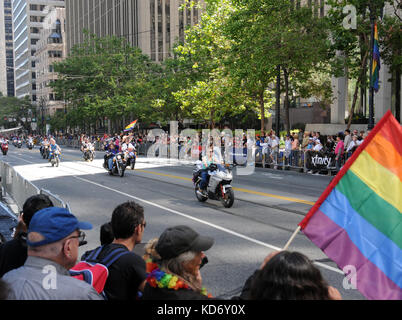 San francisco, Stati Uniti d'America - 27 giugno 2010: una grande folla di fedeli alla annuari Gay Pride Parade di San Francisco, California. L'evento è uno dei più grandi di th Foto Stock