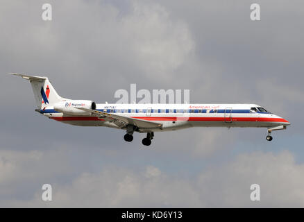 Miami, Stati Uniti d'America - 30 gennaio 2011: American Eagle jet regionale aereo atterraggio all'aeroporto internazionale di Miami. American Eagle è uno dei più grandi regio Foto Stock