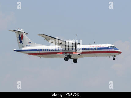 Miami, Stati Uniti d'America - 14 maggio 2011: American Eagle volo regionale che arrivano all'aeroporto internazionale di Miami. American Eagle è la più grande rete regionale oper Foto Stock