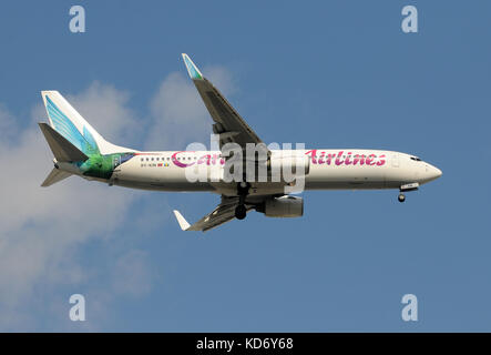 Miami, Florida - gennaio 23, 2010: Caribbean Airlines Boeing 737-800 arrivando a Miami per il trasporto di turisti verso le isole dei Caraibi le compagnie aeree trasp Foto Stock