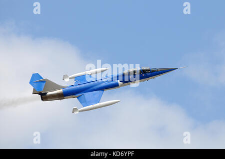 Accelerando jetfighter soaring sebbene il cielo blu Foto Stock