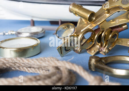 Vari pezzi di attrezzatura nautica su sfondo blu Foto Stock