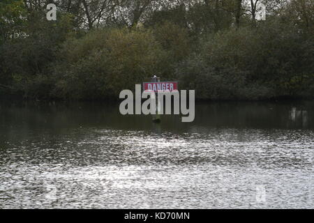 Segnaletica di pericolo post sul fiume regno unito Foto Stock