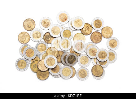 Pila di sterline egiziane, impuro di monete, isolati su sfondo bianco Foto Stock
