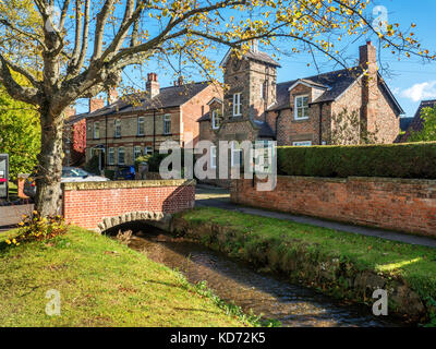 Il vecchio Istituto di meccanica edificio dal flusso nel Vescovo Monkton North Yorkshire, Inghilterra Foto Stock