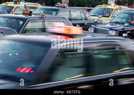 Giappone, Tokyo, Lug 01 2017, una linea di taxi sulla strada. molti taxi auto sulla strada davanti al terminale. Foto Stock