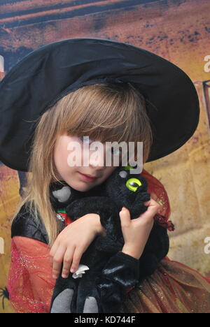 Bambina indossa un costume da strega che è molto eccitato per Halloween Foto Stock