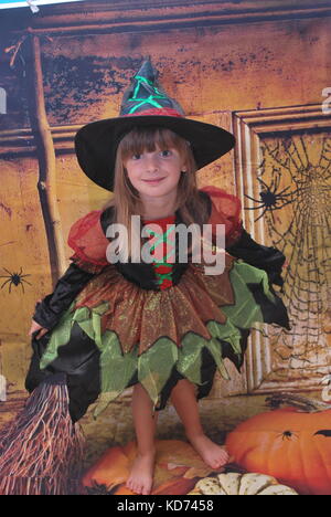 Bambina indossa un costume da strega che è molto eccitato per Halloween Foto Stock