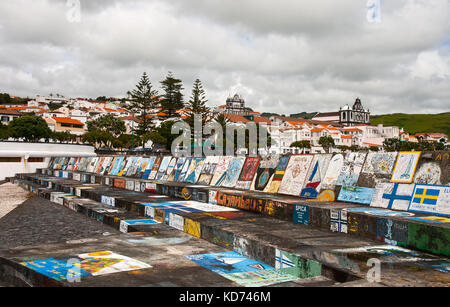 Ogni barca, chiamando nel porto dell'isola di Faial, lascia il suo autografo gli ormeggi e le pareti del molo Foto Stock