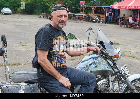 L uomo è seduto su una motocicletta Foto Stock