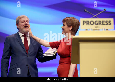 Il primo Ministro Nicola Sturgeon ha fatto la barba al leader del deposto Angus Robertson dopo aver parlato ai delegati della conferenza del Partito Nazionale Scozzese al SEC Centre di Glasgow. Foto Stock