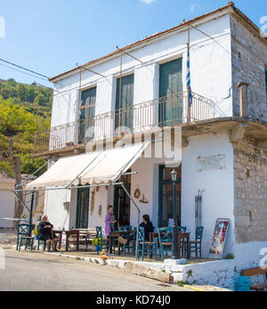 Kafenion sulla piazza principale del villaggio di montagna di Anogi sull isola di Itaca nelle isole Ionie della Grecia Foto Stock