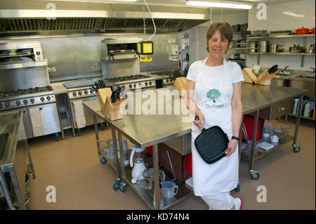 Caroline waldegrave (lady waldegrave della collina nord) con il suo nuovo dudwell Cookery School, impostare fino a casa sua. Foto Stock