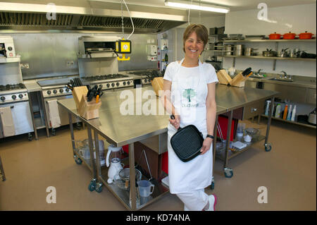 Caroline waldegrave (lady waldegrave della collina nord) con il suo nuovo dudwell Cookery School, impostare fino a casa sua. Foto Stock