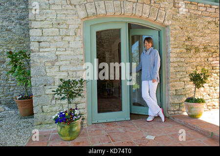 Caroline waldegrave (lady waldegrave della collina nord) con il suo nuovo dudwell Cookery School, impostare fino a casa sua. Foto Stock