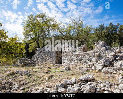 Casa in rovina nel vecchio villaggio abbandonato di Anogi sulle pendici del monte Nirito su Itaca nelle isole Ionie della Grecia Foto Stock