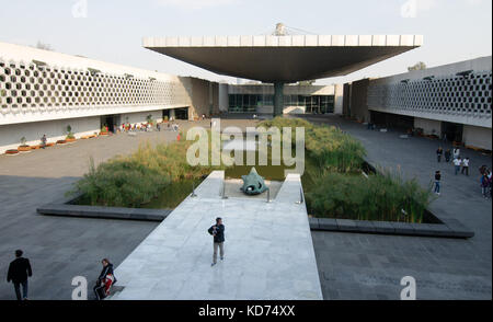 Città del Messico, Messico - 2017: Cortile del Museo Nazionale di Antropologia, il più grande e più visitato museo del Messico. Foto Stock