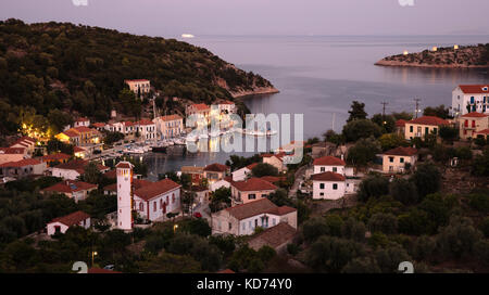 Il porticciolo di Kioni sull isola di Itaca in Grecia settentrionale al crepuscolo Foto Stock