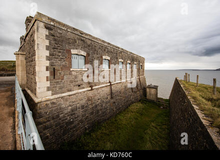 Parte dell'abbandonato Brean giù Palmerston Fort proteggere il canale di Bristol vicino a Weston super Mare nel Somerset e conservato dalla National Trust Foto Stock