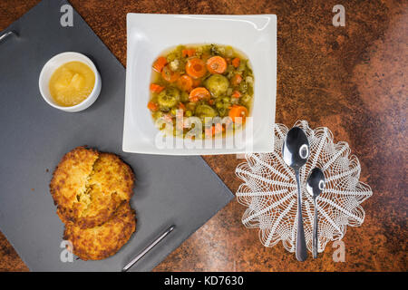 Minestra di verdura con potatoe le frittelle e salsa di mele che si riattiva Home sentimenti Foto Stock