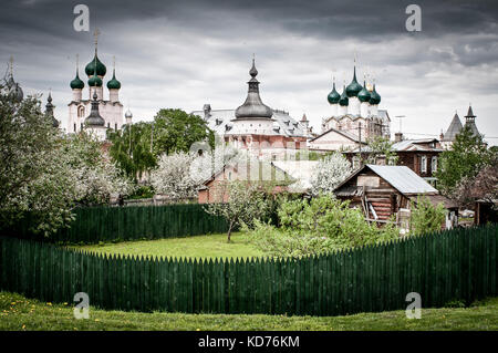 ROSTOV VELIKY, RUSSIE - mai 18 : Vue du quartier historique de la ville religieuse de Rostov Veliky le 18 mai 2012 a Rostov Veliky, Russie. Rostov, R. Foto Stock