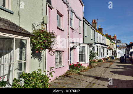 Fila di case terrazza su high street fino contro il marciapiede in inglese piccola città mercato di Thornbury, South Gloucestershire Foto Stock