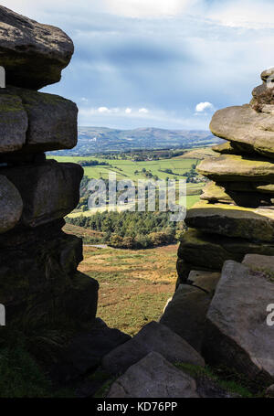 Gap in graniglia di macina scogliere di bordo Stanage nel Derbyshire Peak District Foto Stock
