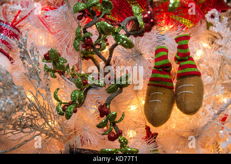 Bianco, rosso e verde le decorazioni di Natale. Foto Stock