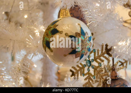 Blu e bianco Natale ornamenti su un bianco albero di natale Foto Stock