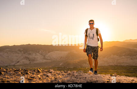 Deserto escursionista. maschio modello escursionismo da solo nel deserto di Mojave. Foto Stock