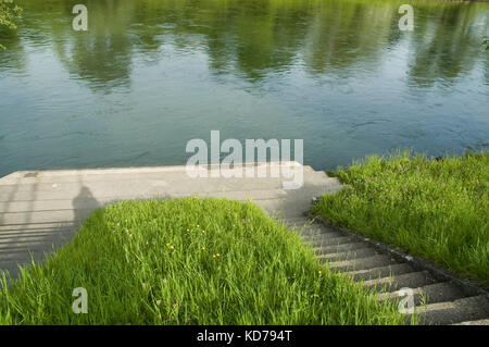 Scale che portano a un pontile a Rive Foto Stock