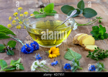 Varie prato secchi Erbe e tè alle erbe sul vecchio tavolo in legno. fresche piante medicinali e in bundle. preparazione di piante medicinali per la fitoterapia e la promozione della salute Foto Stock