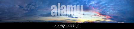 Splendido panorama del paesaggio con cielo blu e nuvole e tramonto. vista panoramica di alba di un nuovo giorno. Foto Stock