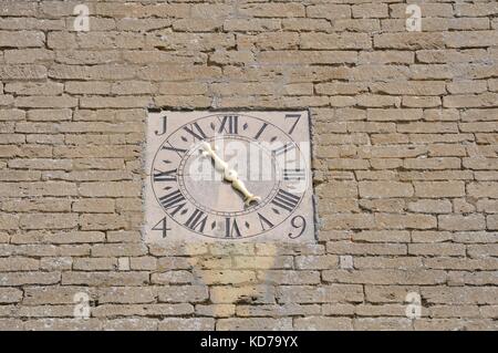 Una sola mano orologio sul campanile di una chiesa di St Marys Churchr, Guilden Morden, Cambridgeshire Foto Stock