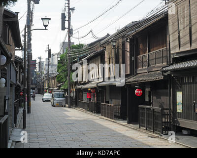 Vista guardando lungo Shinbashi Dori un tradizionale giapponese street a Kyoto in Giappone Foto Stock
