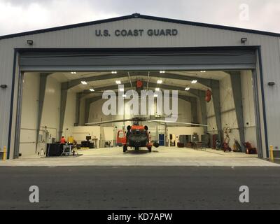 La guardia costiera della stazione aria Kodiak MH-60 elicottero Jayhawk siede all'interno di un hangar situato nella baia di freddo, Alaska, il 5 ottobre 2017. Foto Stock