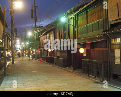 Vista guardando lungo Shinbashi Dori un tradizionale giapponese street a Kyoto in Giappone di notte Foto Stock
